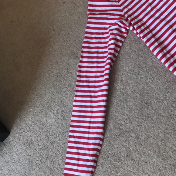 Its a turtle neck with red and white strips on it - Picture 3 of 4